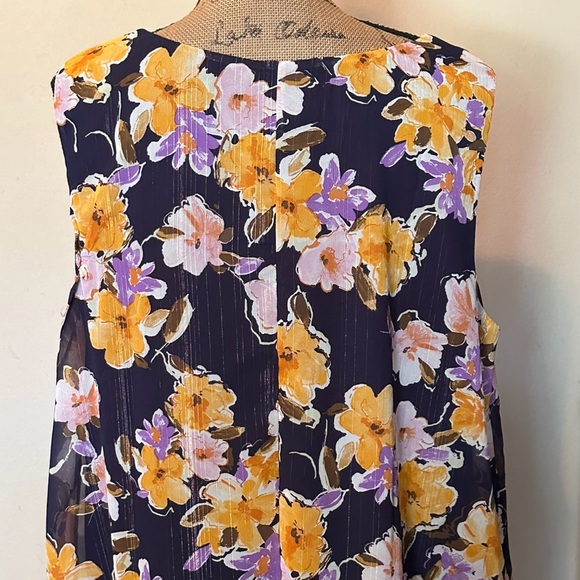 Lovely floral blouse-New with tag! - Picture 3 of 3